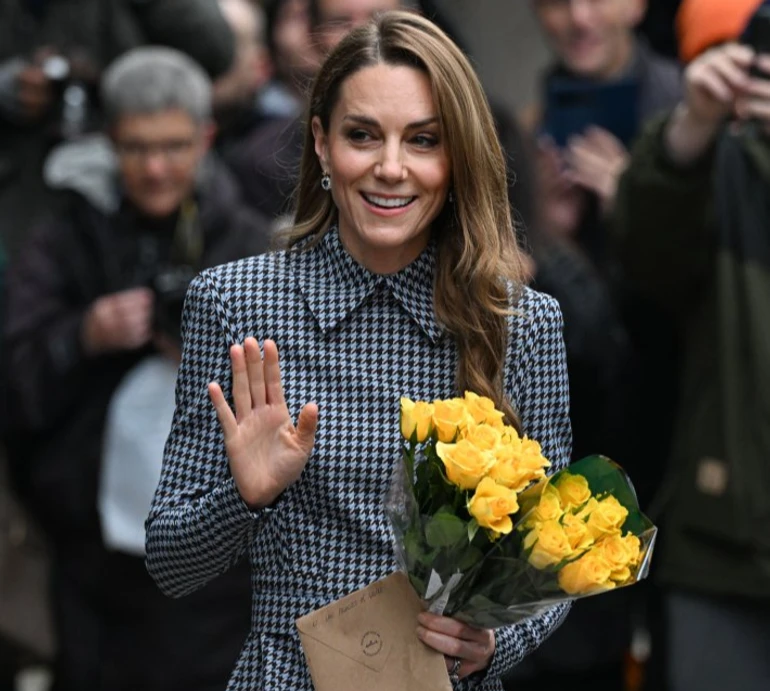 Гусяча лапка і торбинка кольору мокко: Міддлтон у елегантному аутфіті навідалася до благодійної організації в Лондоні