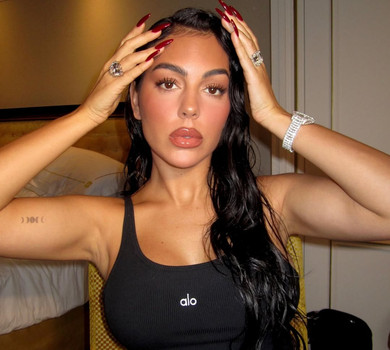 Наречена Роналду у бікіні пробіглася пляжем та замилувала фото з дітьми на відпочинку