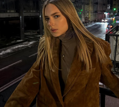 Донька Кравець в шортах і замшевому жакеті наробила фото у вогнях нічного Києва