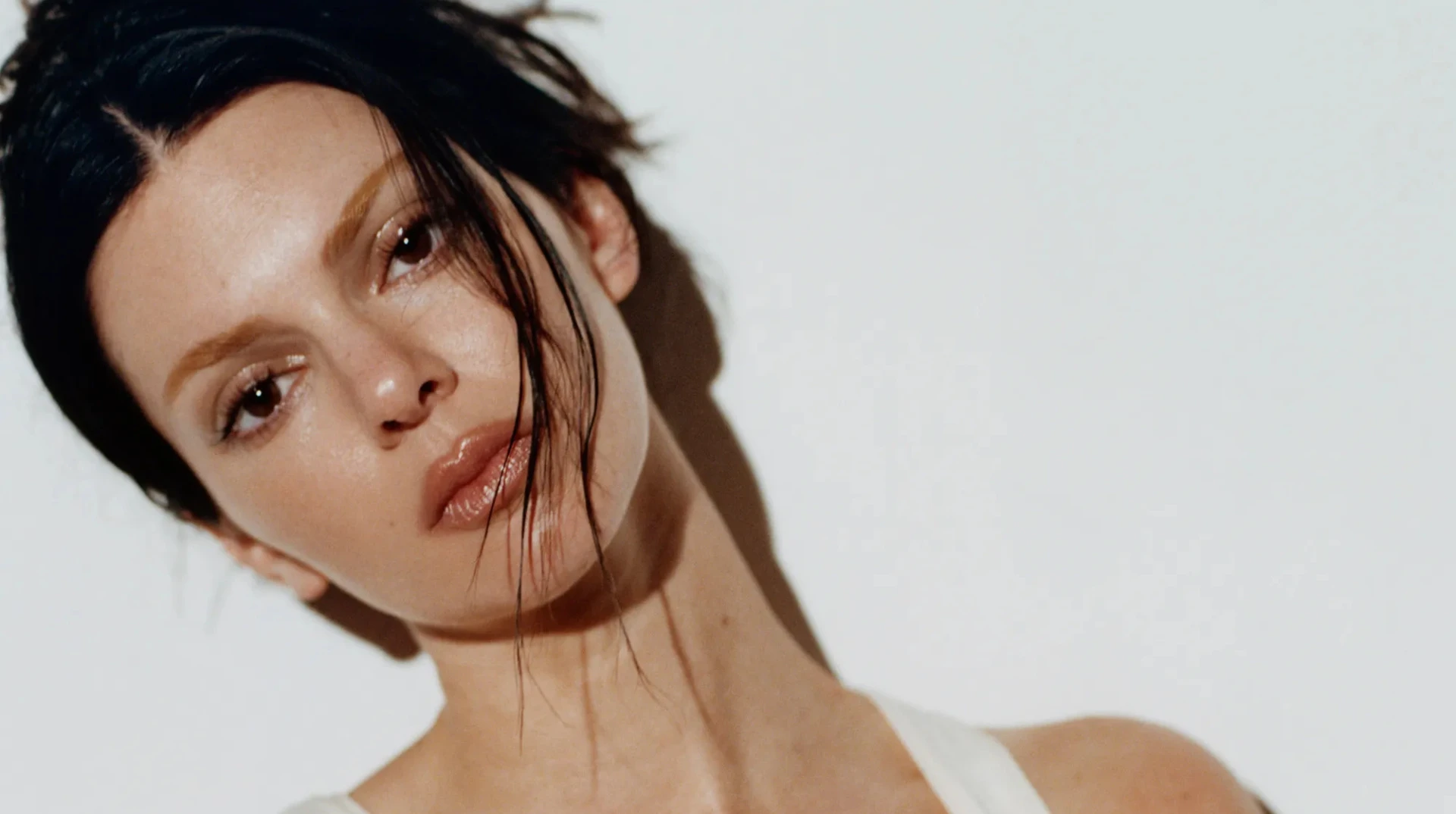 Тренч на голе тіло, мікрошорти і боді: Кендалл Дженнер похвалилася спокусливими вигинами на сторінках Vogue. Фото