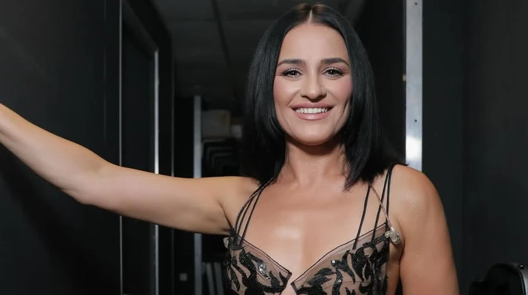 Щоб привернути увагу: Марта Адамчук на тропічному пляжі посвітила тілом у чорному бікіні. Фото