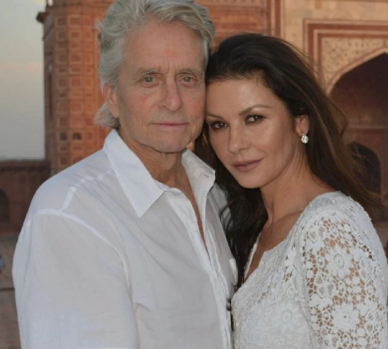 Зету-Джонс із глибоким декольте підловили за руку з Дугласом на відпочинку в Італії