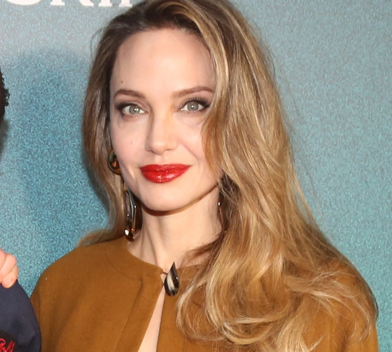 Джолі у золотому максі відвідала бродвейську прем'єру у компанії дочки та сина. Фото