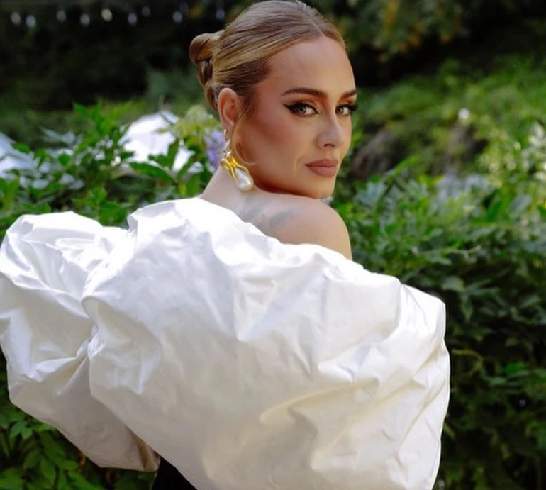 Рідкісний вихід: Адель у діловому монохромі засвітилася з чоловіком на баскетболі. Фото