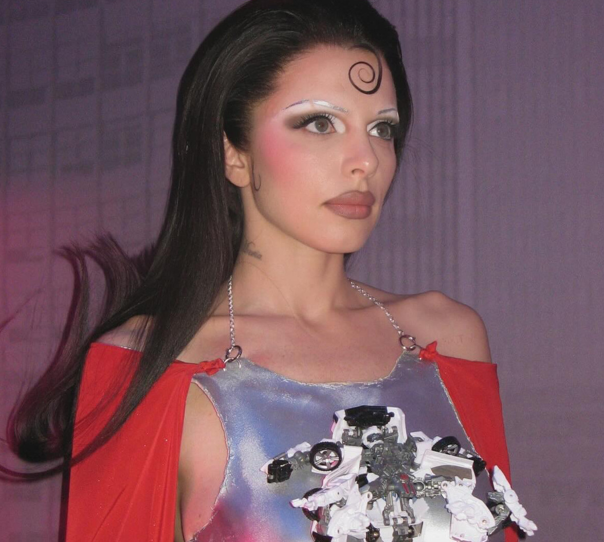 Джулія Фокс із короткою зачіскою епатувала образом презерватива. Відео