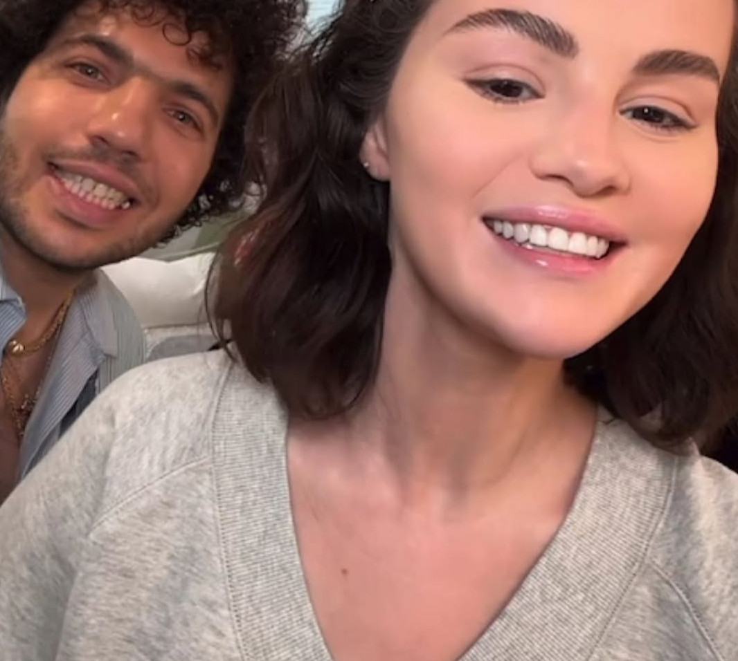 Це надто кумедно: наречений Гомес зробив їй мейк і підірвав мережу. Відео