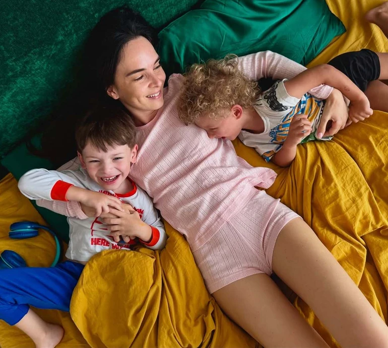 Мірошниченко з синами у піжамках попозували для затишних кадрів