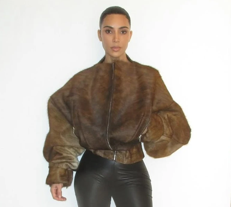 Кардашян без трусиків та з хутром на цицях грайливо всілась на підлозі гардеробної. Фото