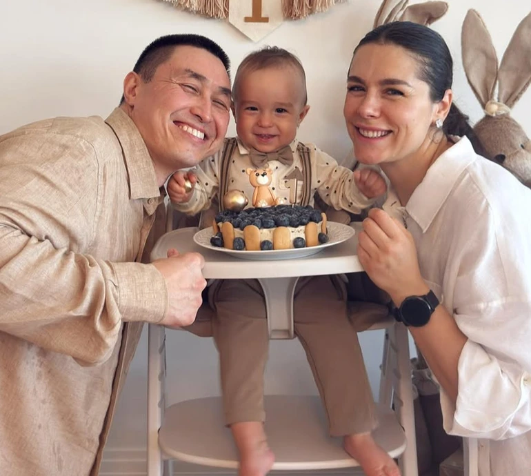 Перевернутий торт та нагодована мама: Онуфрійчук показала перший день народження сина. Відео