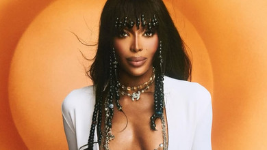 Кемпбелл з декольте нижче пупа оголила груди та стала метеликом для глянцю. Фото