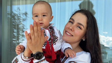 Весь в маму: Онуфрійчук показала, як 1-річний синочок ласує квашеною капустою