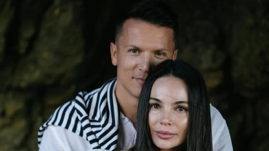 Дружина Коноплянки пляжними фото привітала його і себе з народинами