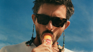 Досі хихочу: зірка Бріджертонів та відкритий гей Бейлі прокоментував своє звання найсексуальнішого чоловіка планети