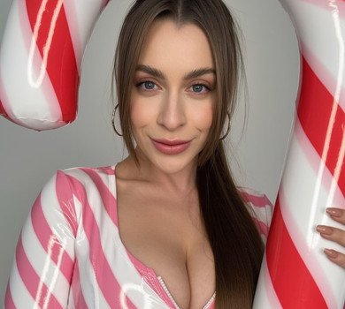 Джозефін Джексон у смугастому латексі осідлала льодяник для новорічних фото