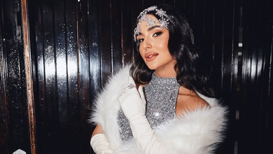 Трінчер у срібній сукні з розрізом до стегна та фероньєркою на голові уявила себе сніжинкою на грайливих фото