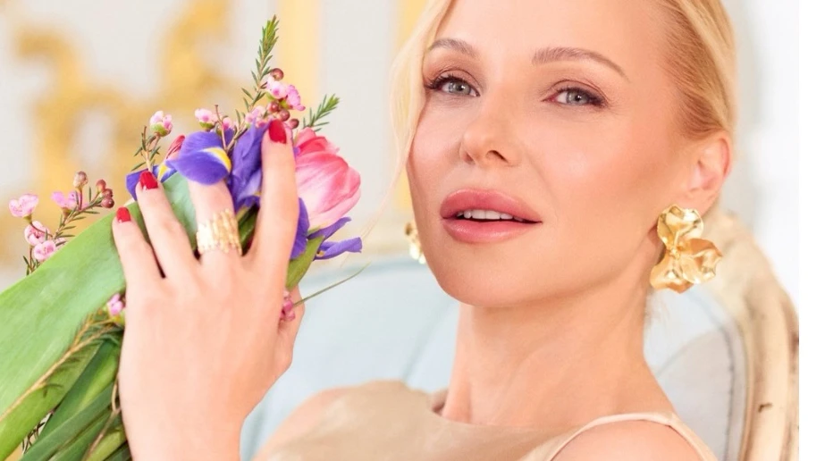 Шовковий лук для пляжу і боді для серфінгу: Трегубова влаштувала собі морське 46-річчя вперше за довгий час не в Києві