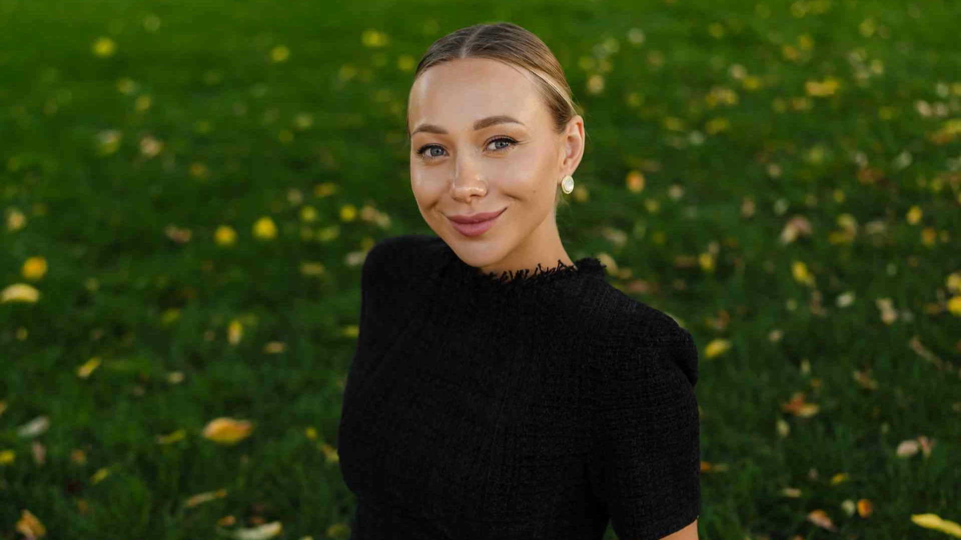 Дружина Павліка в міні та чоботях покрасувалася на осінніх кадрах