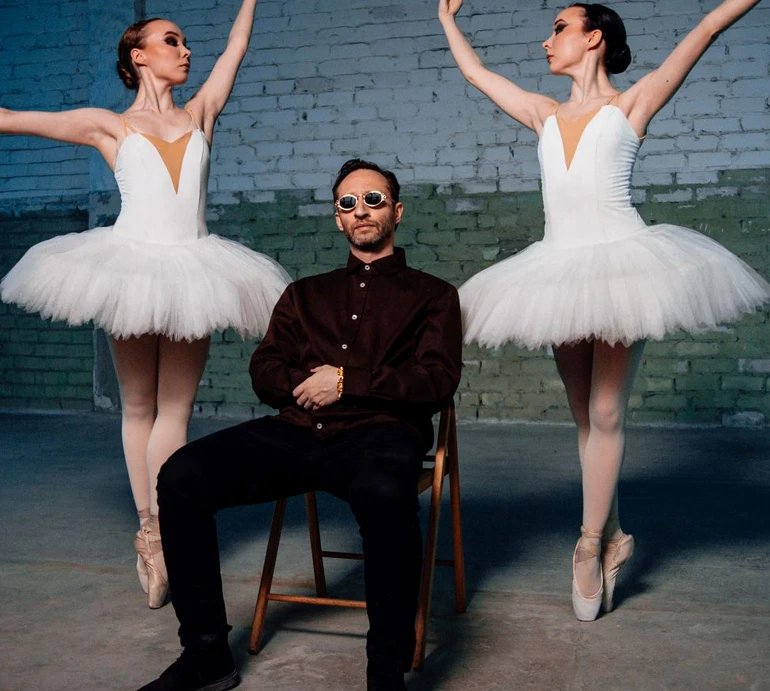 Без пароля немає контроля: Міша Крупін у новому кліпі показав сюрреалізм життя українців під час війни