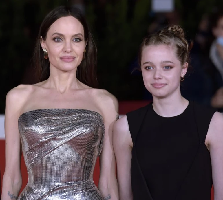 Чекала цього 4 роки: інсайдер розказав, чому середня донька Джолі й Пітта вирішила зректися батькового прізвища