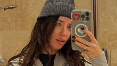 Дорофєєва у картатій спідниці та зістареній шкірянці похизувалася довгими ногами для стильних фото