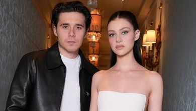 Син Бекхемів із дружиною злився у цілунку під час кінної прогулянки узбережжям. Фото