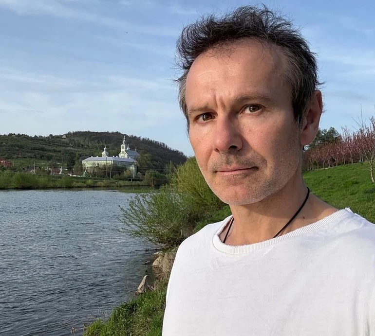 Там, де душу виймає сакура: Вакарчук із мамою показалися на мукачівській набережній