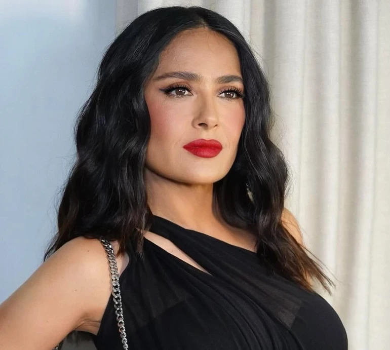 58-річна Хаєк без мейку та в купальнику наробила спокусливих фото на яхті