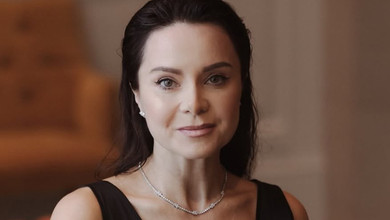 Баланс сили і ніжності: Подкопаєва у вишиванці з тюльпанами попозувала на тлі океану