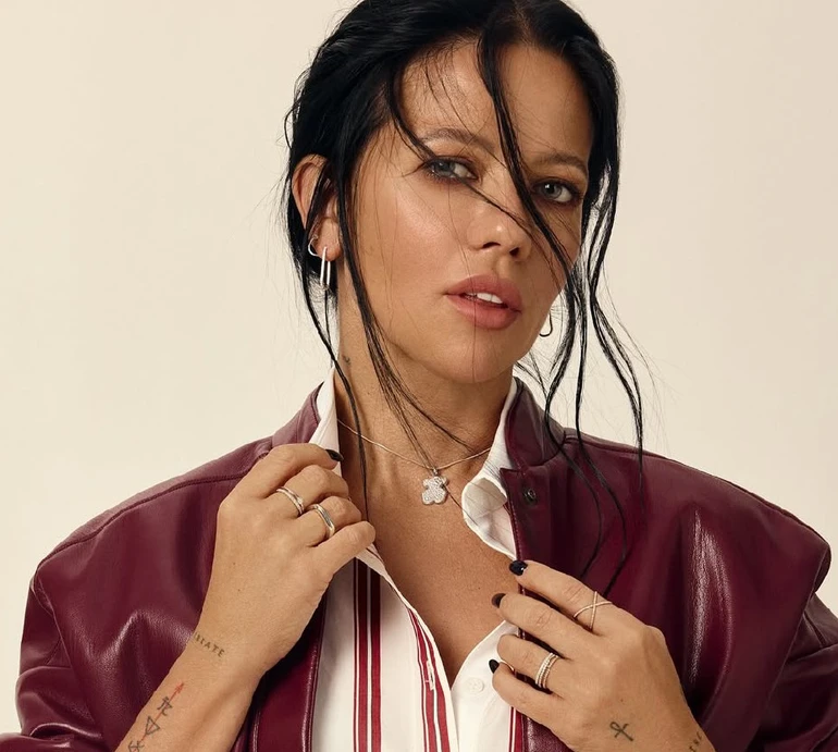 Горова у топі й шортах постояла на руках і показала ранкове селфі без мейку