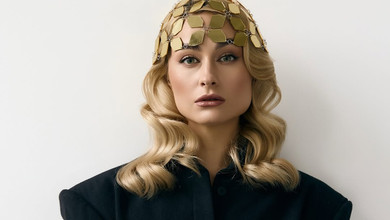 Цимбалару у золотій шапчині похизувалася довжелезними ногами. Фото