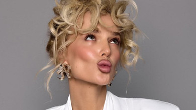 Колишня Цимбалюка в ошатній сорочці з декольте до пупа посвітила струнким тілом для зухвалих фото