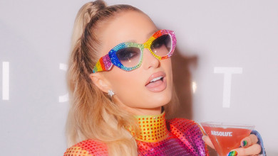 Хілтон у веселковому луці з декольте і ботфортами запалила на прайд-фестивалі. Фото