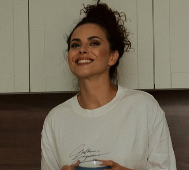 Трохи хаосу, трохи блискіток: Каменських у мінішортах та гольфах показалася у стильному відео