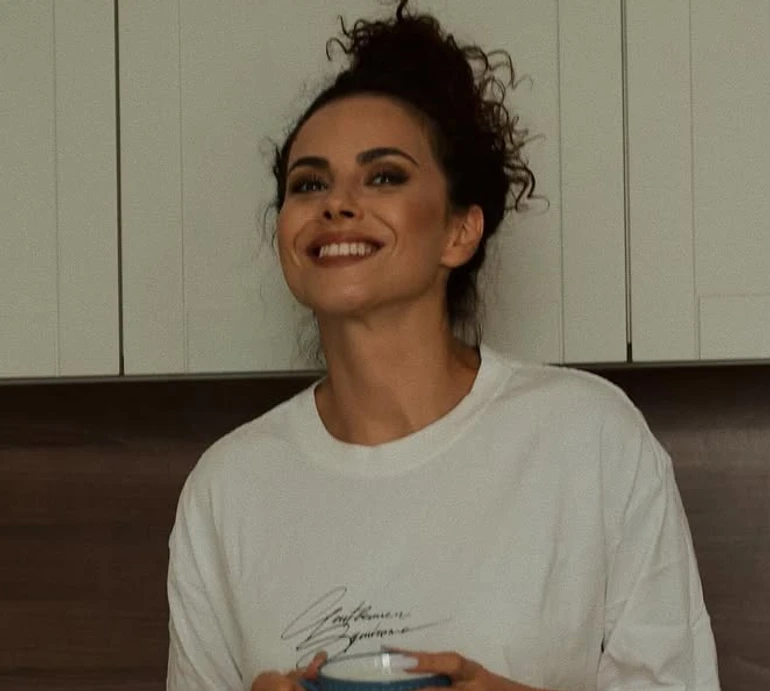 Трохи хаосу, трохи блискіток: Каменських у мінішортах та гольфах показалася у стильному відео