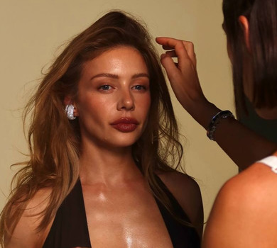 Кароль у прозорій сукні зачарувала бездонним декольте на емоційних фото