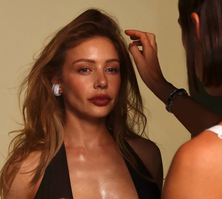 Кароль у прозорій сукні зачарувала бездонним декольте на емоційних фото