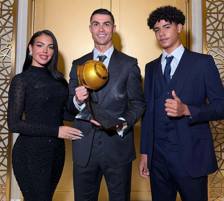 Родрігес в мерехтливому максі та старший син Роналду пораділи за нього на урочистій події