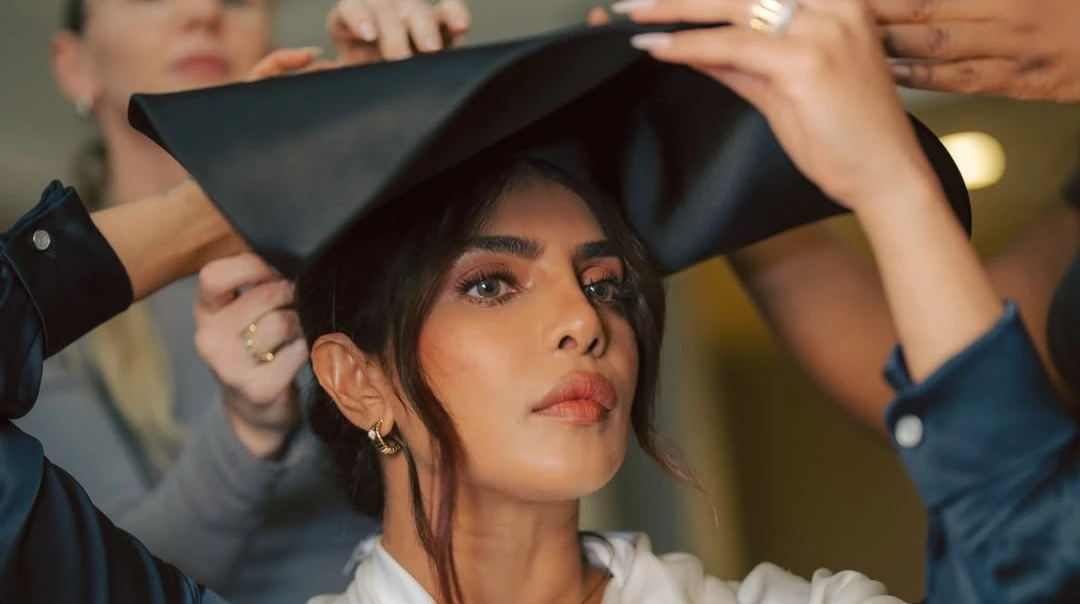 Піратський капелюх-трикутник та штани-аладдіни: Чопра вигуляла два тематичні образи на престурі фільму у Лос-Анджелесі