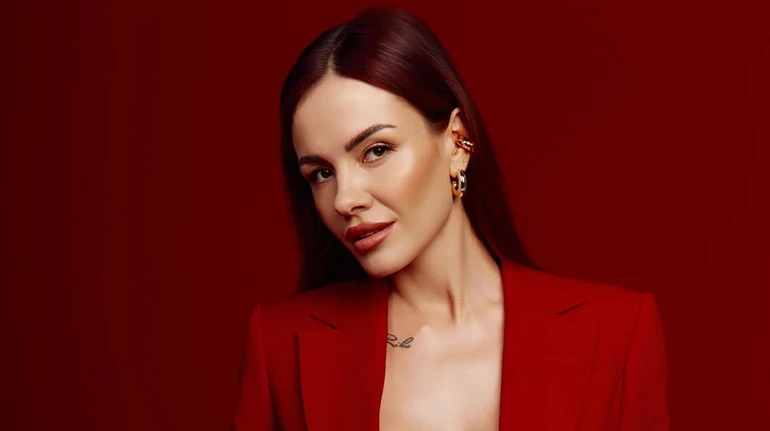 Мамам теж потрібен відпочинок: MamaRika у червоному купальнику блиснула формами на підвіконні в Дубаї