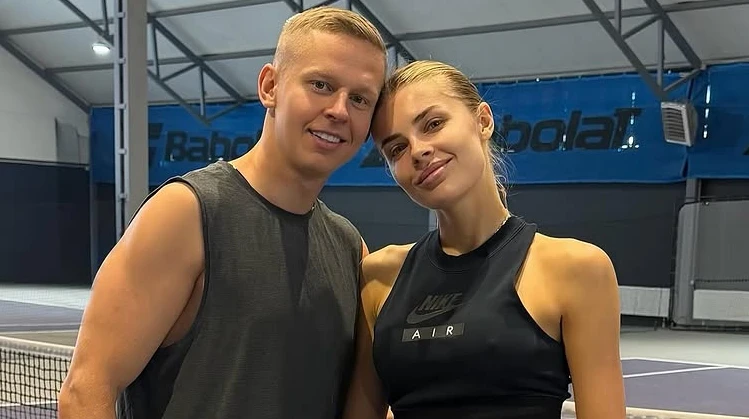 Сімейний спорт і однакові луки: дружина Зінченка показала, чим з чоловіком і доньками розважалася у вересні