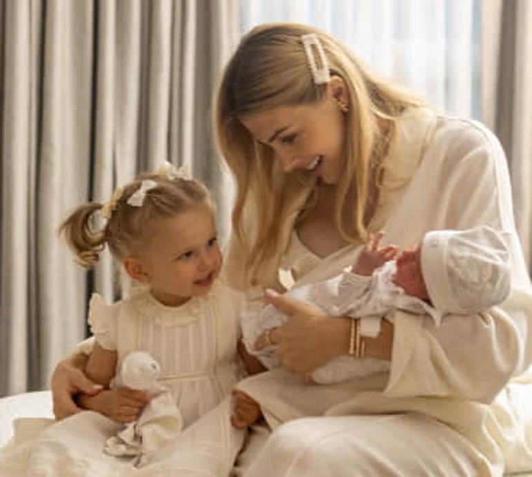 Найсокровенніший момент: дружина Зінченка показала зустріч 2-річної дочки з новонародженою сестричкою