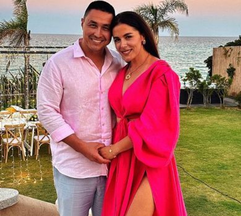 Онуфрійчук у яскравому купальнику пострибала в хвилях на Сардінії. ФОТО