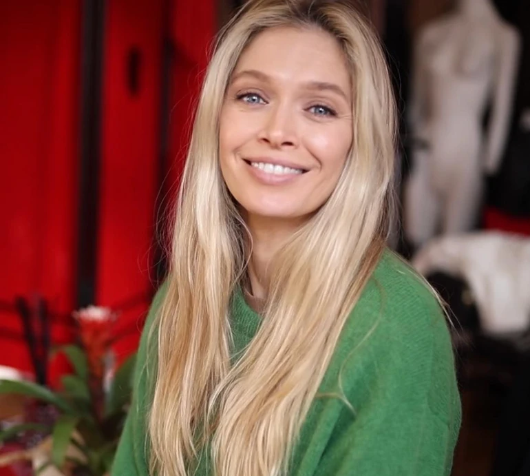 Світ здурів: Брежнєва без мейкапу заспівала власну пісню в авті. ВІДЕО