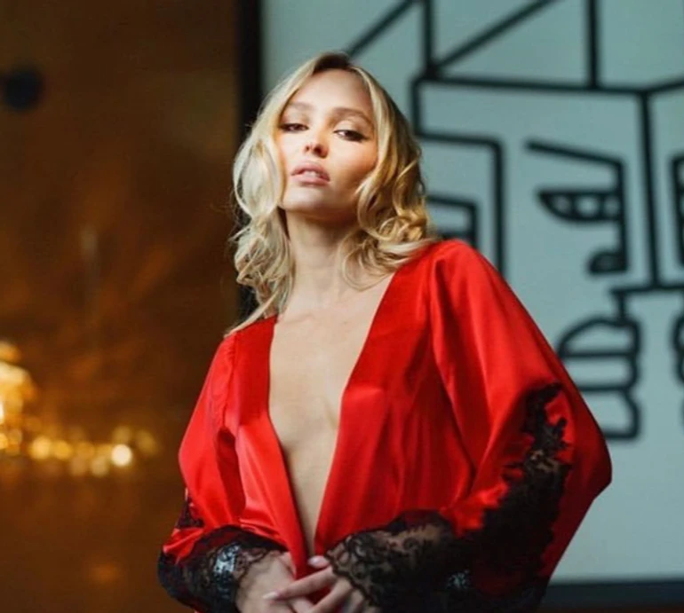 Дочка Деппа у прозорій кофтинці та гольфах хтиво посвітила сосками перед своєю дівчиною