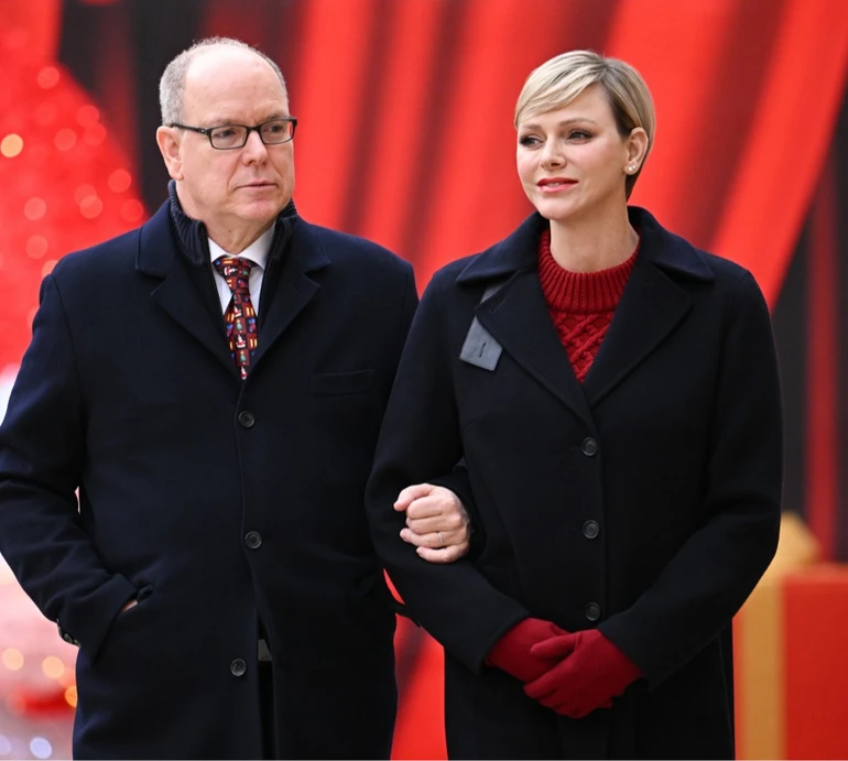 На коліна не сідали: ошатні князь і княгиня Монако зазнімкувалися з Санта-Клаусом