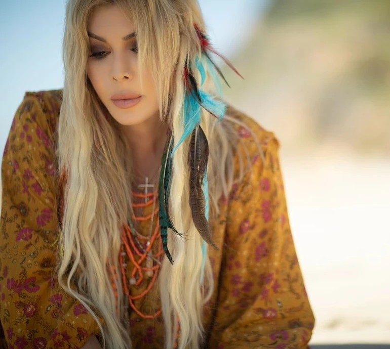 Кохаю і ненавиджу: Білик із пір'ям у косах зайнялася ворожінням у атмосферному кліпі