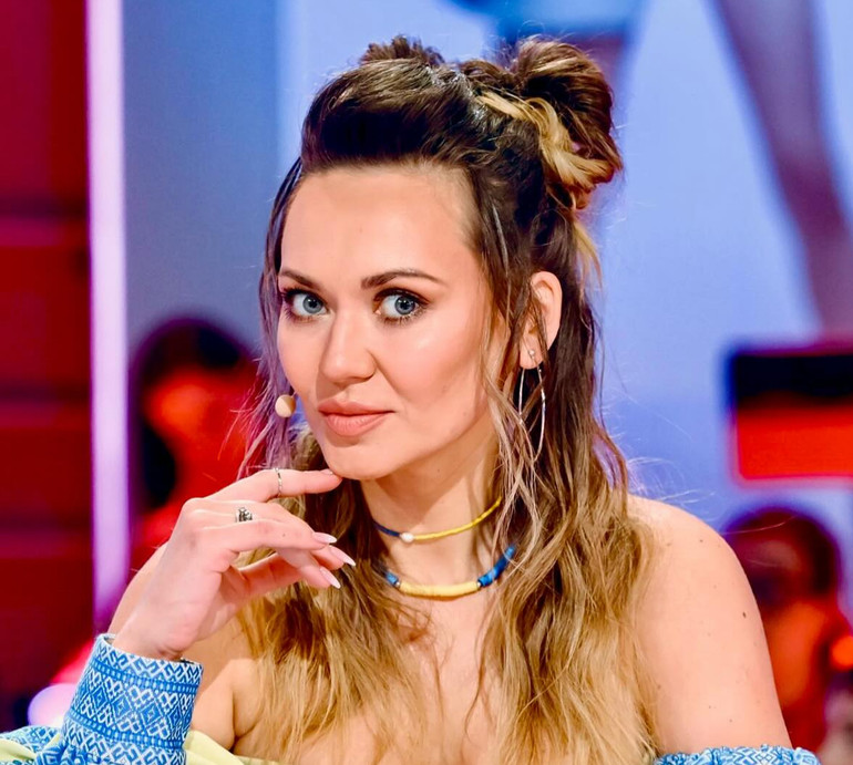 Ням: Саліванчук із кренделями на голові показала рецепт апельсинового кекса