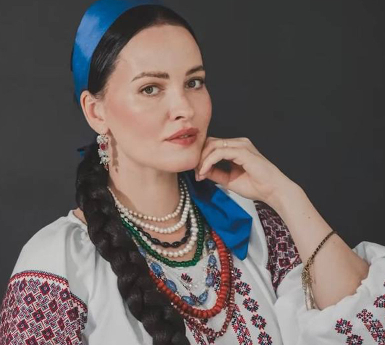 Нехай це мистецтво оживе: Астаф'єва стала героїнею викраденої окупантами картини. Відео