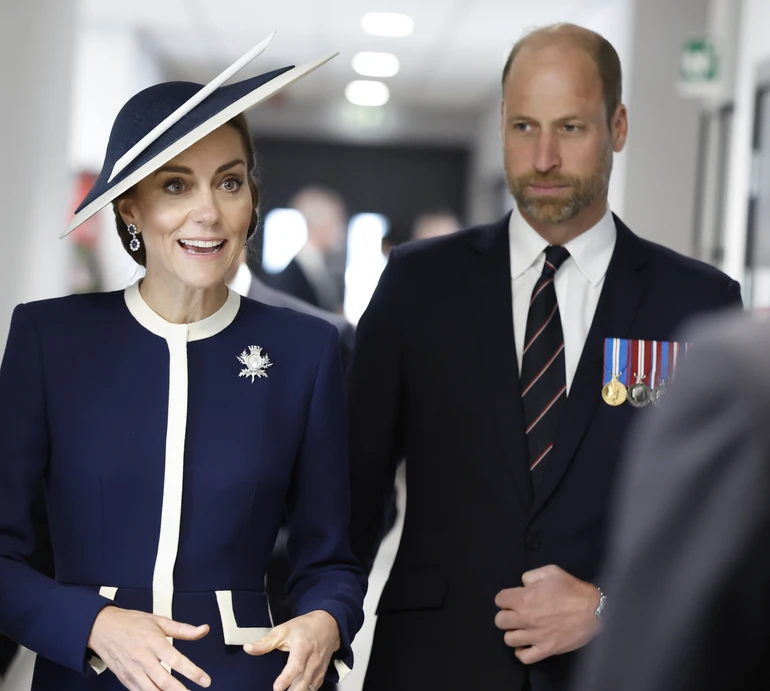 Сукня-пальто з акцентним чортополохом і сапфіри принцеси Діани: Міддлтон із чоловіком охрестила корабель у Глазго