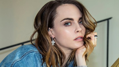 Делевінь на прайд-параді злилася в поцілунку зі своєю дівчиною. Фото